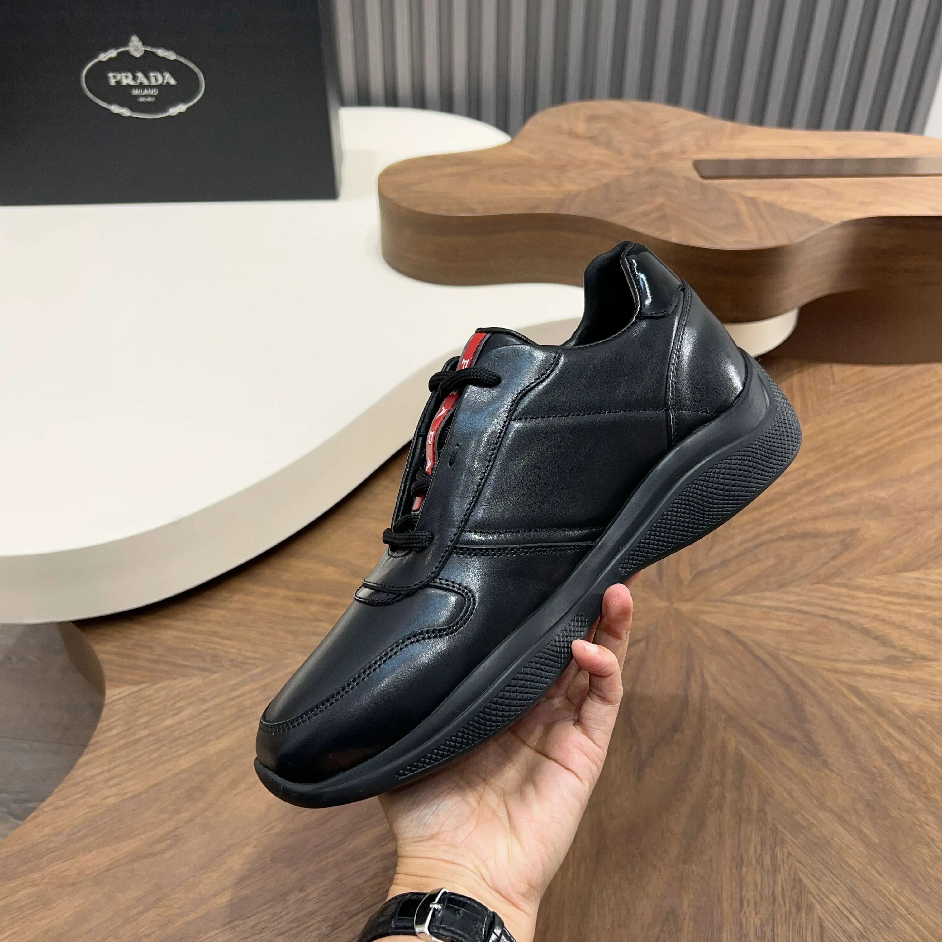Men's shoes 💰720 Prada/Prada men's new leather sneakers. These sneakers are made of imported calf leather and have a classic penny loafer upper design style, inspired by classic aesthetic concepts. Equipped with 3.5cm iconic red label lightweight elastic rubber soles, fabric and cowhide mixed lining, and silk-printed logo cowhide foot pads. The style is versatile and durable, comfortable and breathable, and comes with a full set of original packaging dust bags! Size: 39-40-41-42-43-44 standard leather shoe size (45 can be customized but returns and exchanges are not supported)